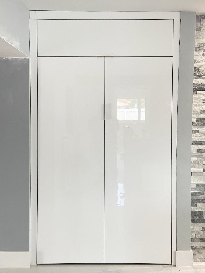 Closed white high-gloss laundry doors