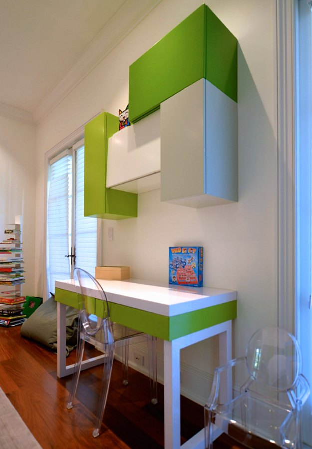 Escritorio blanco y verde con gabinetes de pared verdes y blancos