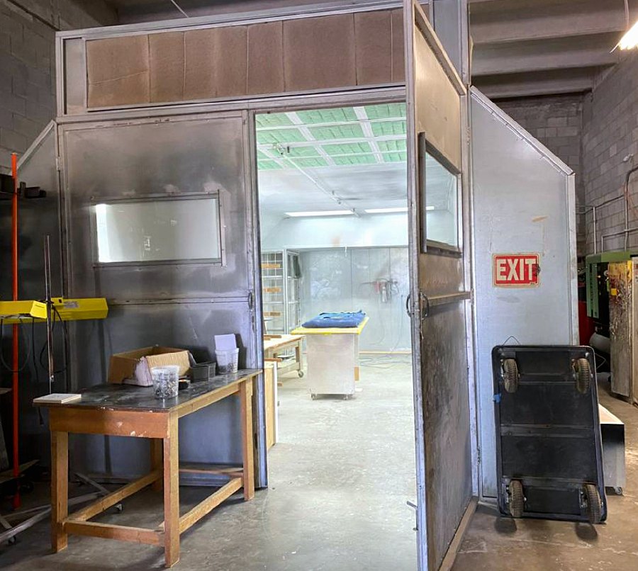 Downdraft spray and refinishing booth